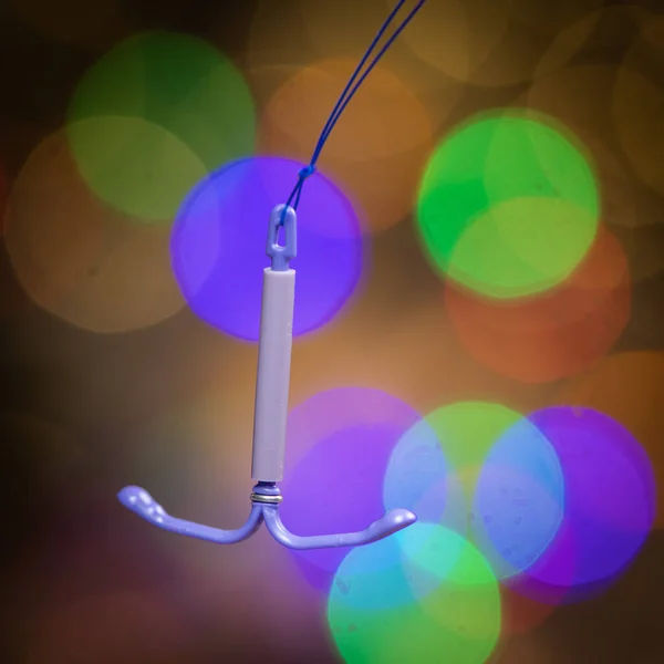 Mit einem IUD-Gerät zur Geburtenkontrolle aus Kupfer, das zur Empfängnisverhütung verwendet wird — Stockfoto