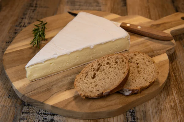 Trójkąt serowy Brie z chlebem i pietruszką — Zdjęcie stockowe