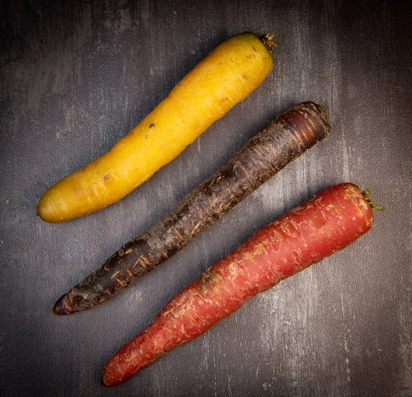 Zanahorias multicolores sobre fondo gris —  Fotos de Stock