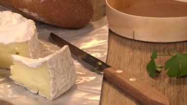Ahşap arka planda Camembert peyniri.