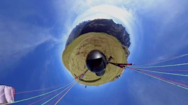 Pyrenees Dağları üzerinde paraşütçü ya da paraglider, kamera 360