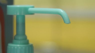 Adamın biri, kadının ellerinde bakteri, kir ve virüsleri temizlemek için sabun tutuyor.