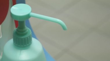 Adamın biri, kadının ellerinde bakteri, kir ve virüsleri temizlemek için sabun tutuyor.