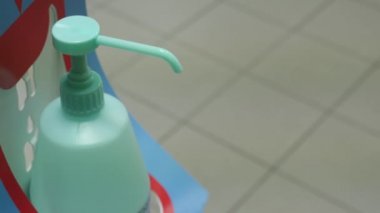 Adamın biri, kadının ellerinde bakteri, kir ve virüsleri temizlemek için sabun tutuyor.