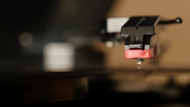 Turntable vinyl platenspeler, man zet een vinyl plaat en bevat een grammofoon — Stockvideo