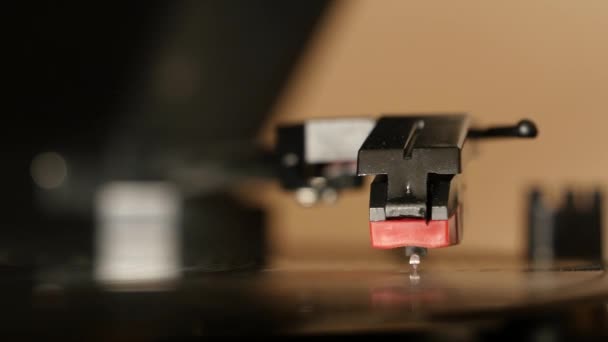 可旋转的乙烯唱机，男人放一个乙烯唱片，并包括一个留声机 — 图库视频影像
