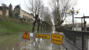 Fransa, La Reole, 4 Şubat 2021, Garonne Nehri şiddetli yağış sonrası taşmış, La Reole 'deki evleri ve sokakları sular altında bırakmıştı.