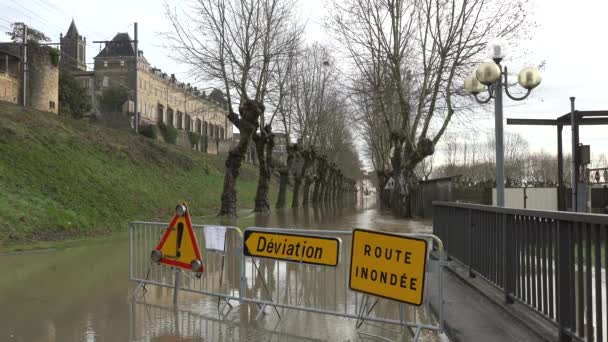 Франция, Ла-Реоль, 4 февраля 2021 года, Река Гаронн вышла из берегов после сильных дождей, затопила дома и улицы в Ла-Реоле — стоковое видео