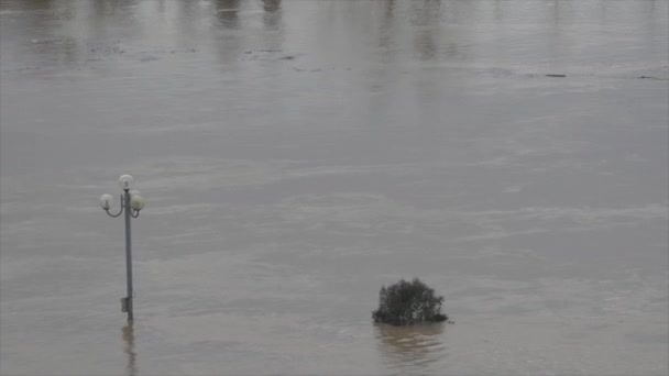 Fransa, La Reole, 4 Şubat 2021, Garonne Nehri şiddetli yağış sonrası taşmış, La Reole 'deki evleri ve sokakları sular altında bırakmıştı. — Stok video