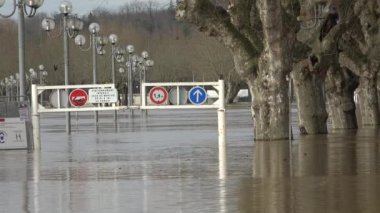 Fransa, La Reole, 4 Şubat 2021, Garonne Nehri şiddetli yağış sonrası taşmış, La Reole 'deki evleri ve sokakları sular altında bırakmıştı.