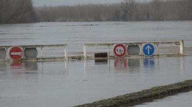 Fransa, La Reole, 4 Şubat 2021, Garonne Nehri şiddetli yağış sonrası taşmış, La Reole 'deki evleri ve sokakları sular altında bırakmıştı.
