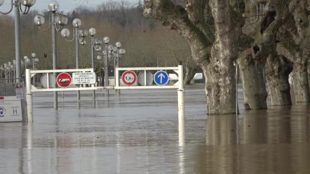 Franciaország, La Reole, 2021. február 4., A Garonne folyó túlcsordult a partjain nagy esőzések, elárasztott házak és utcák után La Reole-ban. — Stock videók