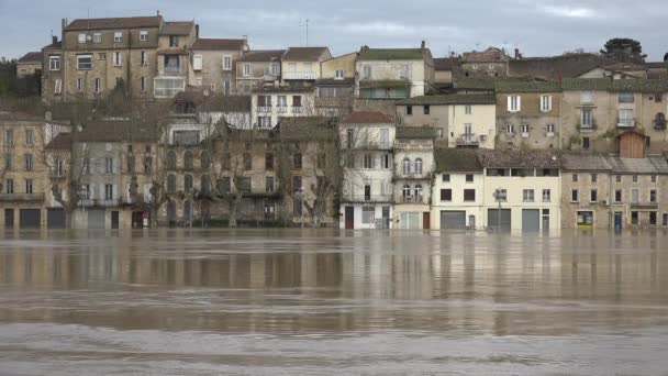 Frankrijk, La Reole, 4 februari 2021, De rivier de Garonne overstroomt haar oevers na zware regenval, overstroomde huizen en straten in La Reole — Stockvideo