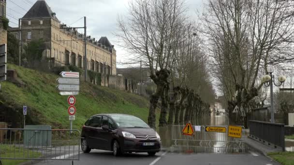 Fransa, La Reole, 4 Şubat 2021, Garonne Nehri şiddetli yağış sonrası taşmış, La Reole 'deki evleri ve sokakları sular altında bırakmıştı. — Stok video