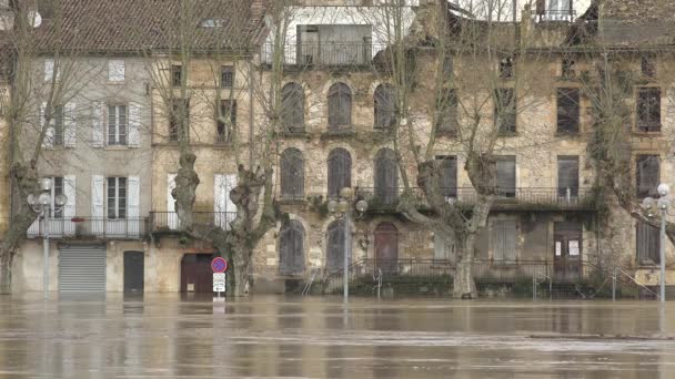 프랑스, 라레 올, 2021 년 2 월 4 일, 강가론강 은라레 올의 가옥과 거리에 폭우가 내린 후 범람하여 강둑을 넘어 범람하였다 — 비디오