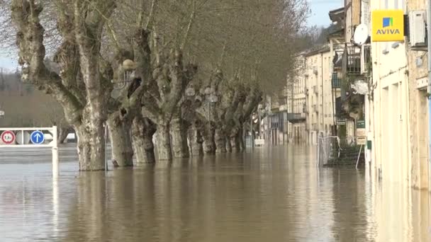 Fransa, La Reole, 4 Şubat 2021, Garonne Nehri şiddetli yağış sonrası taşmış, La Reole 'deki evleri ve sokakları sular altında bırakmıştı. — Stok video