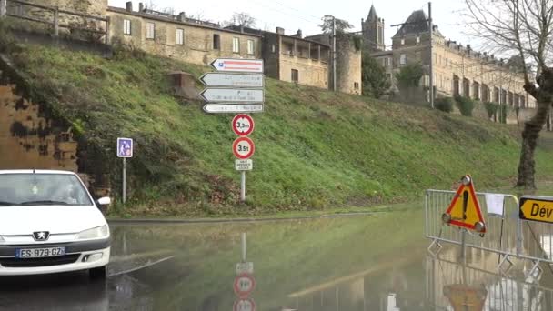 フランス、ラ・ローレ、 2021年2月4日、ガロンヌ川は大雨、洪水、ラ・ローレの家や通りの後に銀行を溢れさせた。 — ストック動画