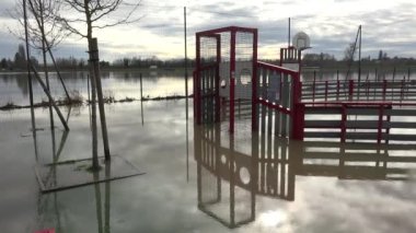 Fransa, Cadillac, 4 Şubat 2021, Garonne nehri şiddetli yağış sonrası taştı, çocukların oyun alanını sel bastı. 