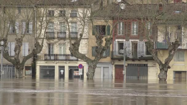Francia, La Reole, 4 de febrero de 2021, El río Garona desbordó sus orillas después de fuertes lluvias, casas inundadas y calles en La Reole — Vídeos de Stock