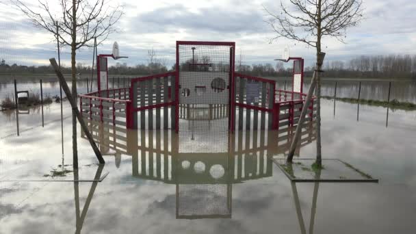 Francia, Cadillac, 4 febbraio 2021, Il fiume Garonne traboccò le sue rive a seguito di forti piogge, Parco giochi per bambini allagato — Video Stock