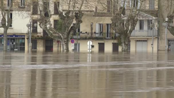 France, La Reole, 4 février 2021, La Garonne a débordé sur ses rives à la suite de fortes pluies, de maisons inondées et de rues à La Reole — Video