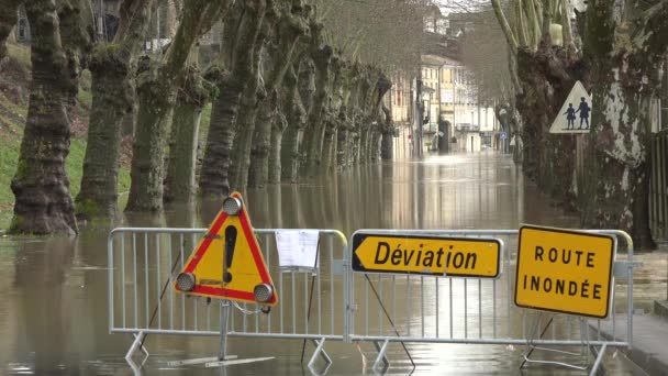 Frankrijk, La Reole, 4 februari 2021, De rivier de Garonne overstroomt haar oevers na zware regenval, overstroomde huizen en straten in La Reole — Stockvideo