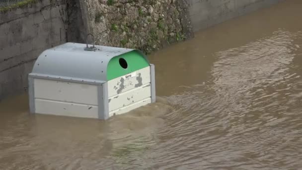 Frankrijk, Cadillac, 4 februari 2021, De Garonne overstroomde haar oevers na zware regenval, overstroomde huizen en straten in Cadillac. — Stockvideo