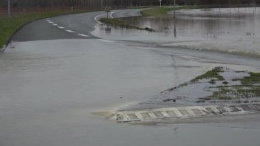 Fransa, Cadillac, 4 Şubat 2021, Garonne Nehri, Cadillac 'ta şiddetli yağış, sel ve caddelerin ardından taştı..