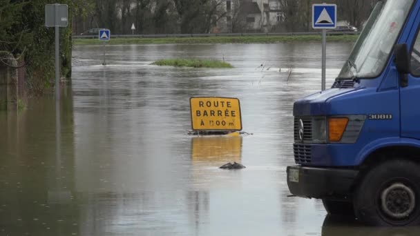 Frankrike, Cadillac, 4 februari 2021, Floden Garonne svämmade över sina stränder efter kraftiga regn, översvämmade hus och gator i Cadillac. — Stockvideo