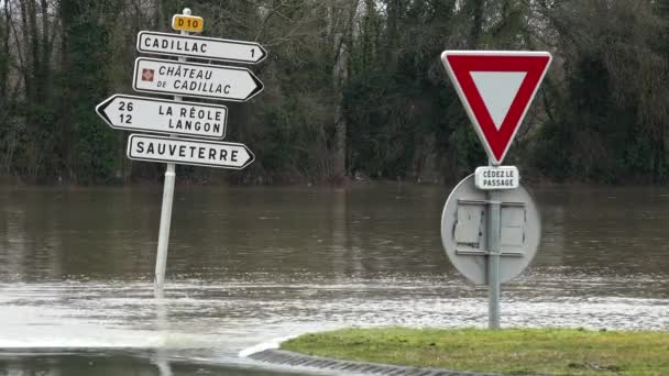 Γαλλία, Cadillac, 4 Φεβρουαρίου 2021, Ο ποταμός Garonne ξεχείλισε τις όχθες του μετά από έντονες βροχοπτώσεις, πλημμύρισε σπίτια και δρόμους στην Cadillac. — Αρχείο Βίντεο