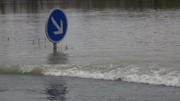 Frankrike, Cadillac, 4 februari 2021, Floden Garonne svämmade över sina stränder efter kraftiga regn, översvämmade hus och gator i Cadillac. — Stockvideo