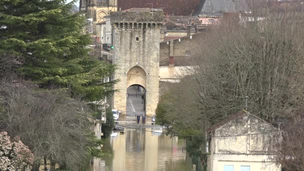 Francia, Cadillac, 4 de febrero de 2021, El río Garona desbordó sus orillas después de fuertes lluvias, casas inundadas y calles en Cadillac. — Vídeo de stock