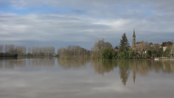 Fransa, Cadillac, 4 Şubat 2021, Garonne Nehri, Cadillac 'ta şiddetli yağış, sel ve caddelerin ardından taştı.. — Stok video