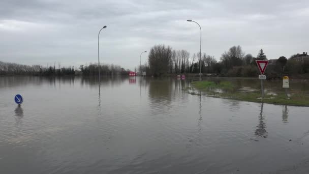 Francia, Cadillac, 4 de febrero de 2021, El río Garona desbordó sus orillas después de fuertes lluvias, casas inundadas y calles en Cadillac. — Vídeos de Stock