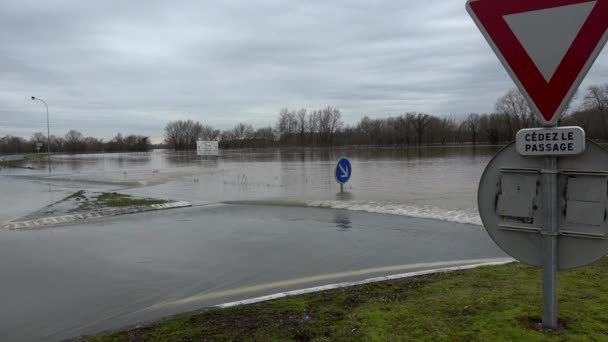 Francia, Cadillac, 4 de febrero de 2021, El río Garona desbordó sus orillas después de fuertes lluvias, casas inundadas y calles en Cadillac. — Vídeos de Stock