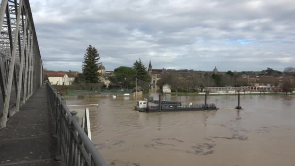 Francia, Cadillac, 4 de febrero de 2021, El río Garona desbordó sus orillas después de fuertes lluvias, casas inundadas y calles en Cadillac. — Vídeo de stock