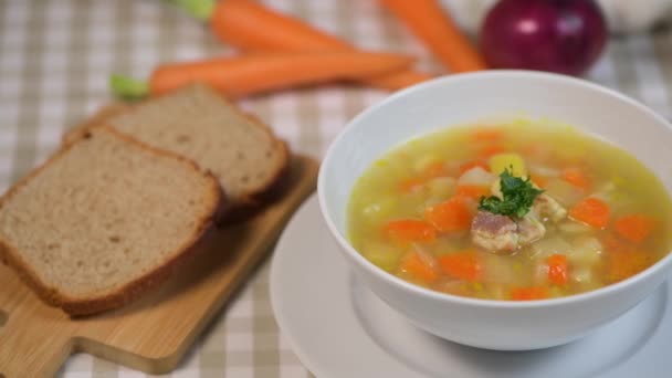 Sopa de verduras frescas en un tazón blanco, Viajar — Vídeo de stock