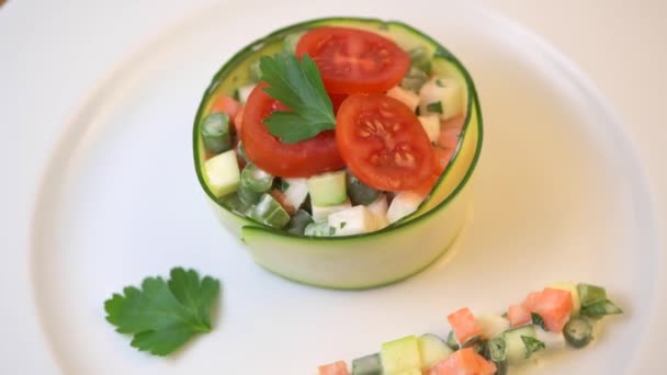 Macedóniai saláta, macedoine de legumes, vegyes zöldségsaláta, francia konyha — Stock videók