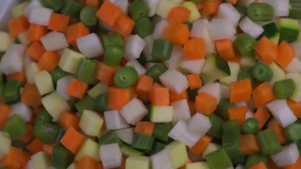 Македонський салат, маседуїн з бобових, змішаний овочевий салат, французька кухня — стокове відео