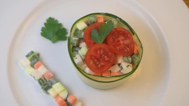 Makedonya salatası, baklagil salatası, karışık sebze salatası, Fransız mutfağı. — Stok video