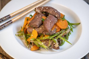 Yemek tarifi susamlı et tavası, kıymalı yaz sebzeleri.