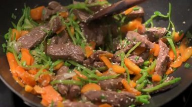 Yemek tarifi hazırlama susam tavası, kıymalı yaz sebzeleri.