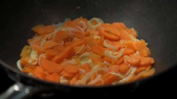 Recept elkészítése Szezám marhahús wok, darált nyári zöldségek — Stock videók