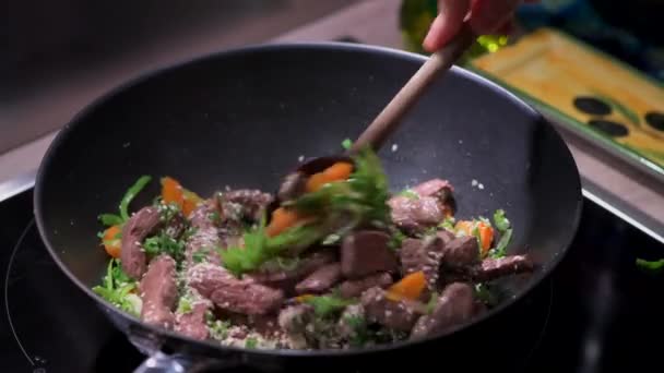 Preparing Recipe Sesame beef wok, minced summer vegetables — Stock Video