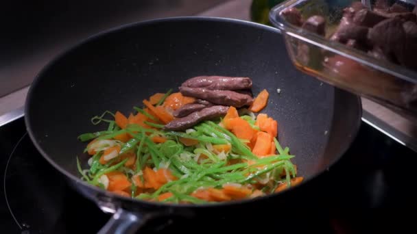 Сезам говяжий вок, фарш летние овощи — стоковое видео