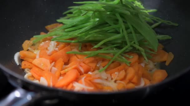 Preparing Recipe Sesame beef wok, minced summer vegetables — Stock Video