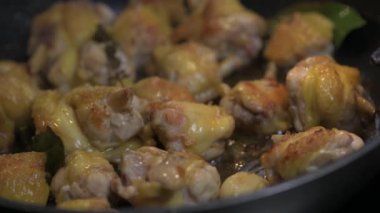 Yemek pişirme yüzgeçleri, tavuk budu, tavuklu tavuk tarifi.