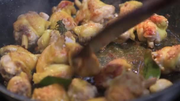 Recipe for cooking fins, poultry drumstick, chicken, in a pan — Stock Video