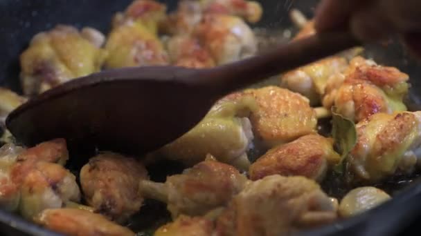 Recipe for cooking fins, poultry drumstick, chicken, in a pan — Stock Video