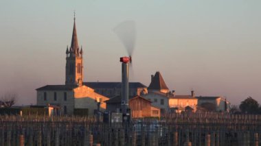 KADIN, POMEROL, HAVA TÜRKETLERİ VINEYARD 'DA HAVA KARIŞLARI BORDEAUX VINEYARD' IN SUB-ZERO TEMPERATÜRÜRLERİ